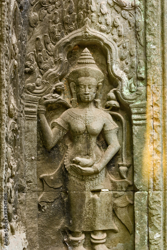statue of a apsara, a female spirit in the ruins of Ta Prohm temple in siem reap, Cambodia © hectorchristiaen