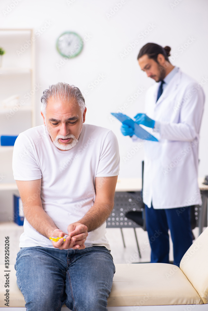 Obraz premium Patient suffering from diabetes visiting doctor