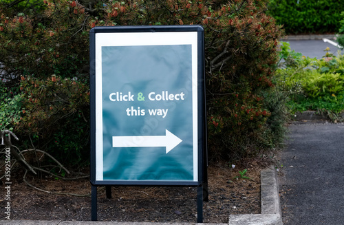 Фотография Click collect online internet shopping direction sign at shop car park lane