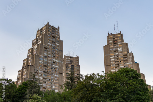 Obraz na płótnie Eastern City Gate of Belgrade (Rudo) is a complex of three large residential buildings situated in the neighborhood of Konjarnik. It is among the most prominent structures along city skyline. w salonie