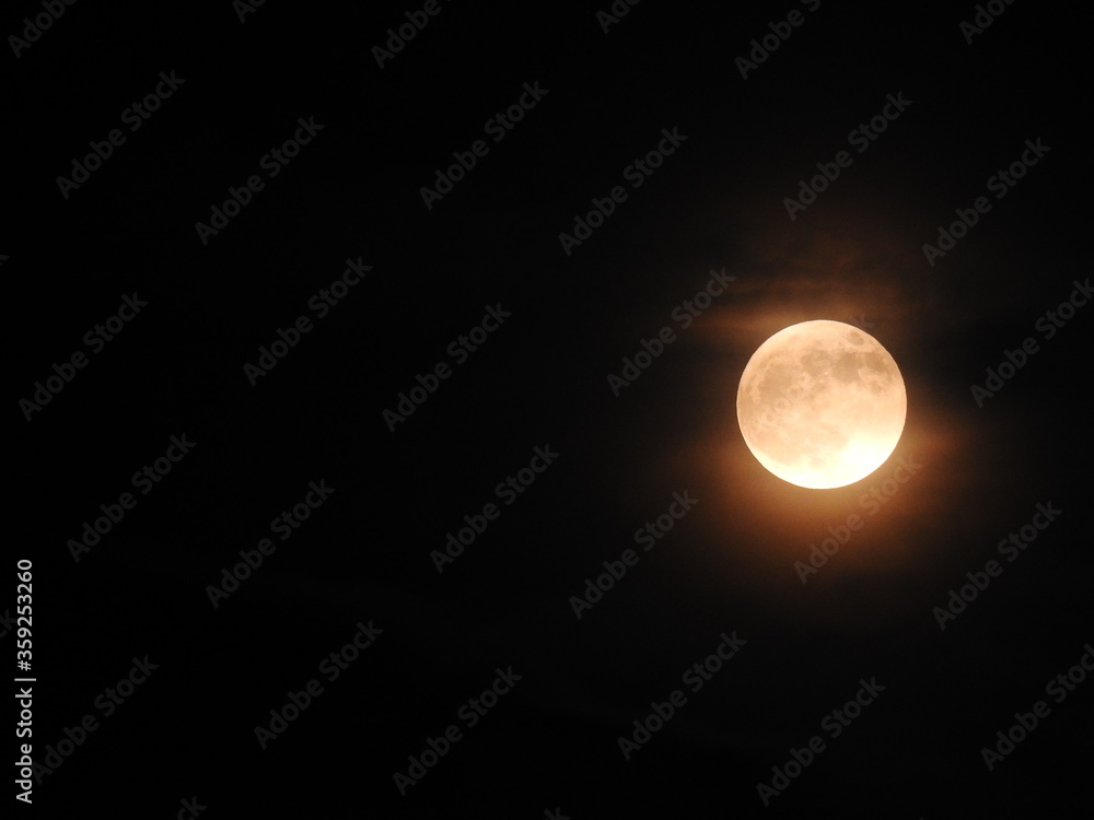 Obraz premium lune couverte de nuage