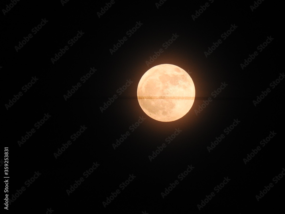 Obraz premium lune couverte de nuage