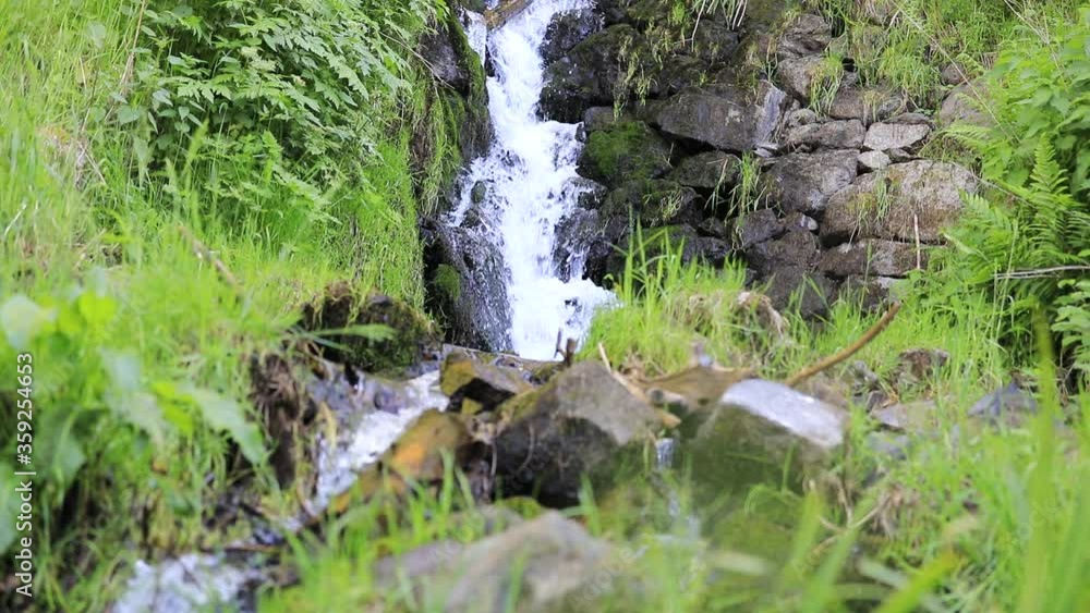 Petite cascade dans un ruisseau en auvergne. Chute d'eau dans la nature. Végétation et rochers dans la forêt en France. Petite cascade dans un ruisseau en auvergne. Chute d'eau dans la nature. Végétation et rochers dans la forêt en France.