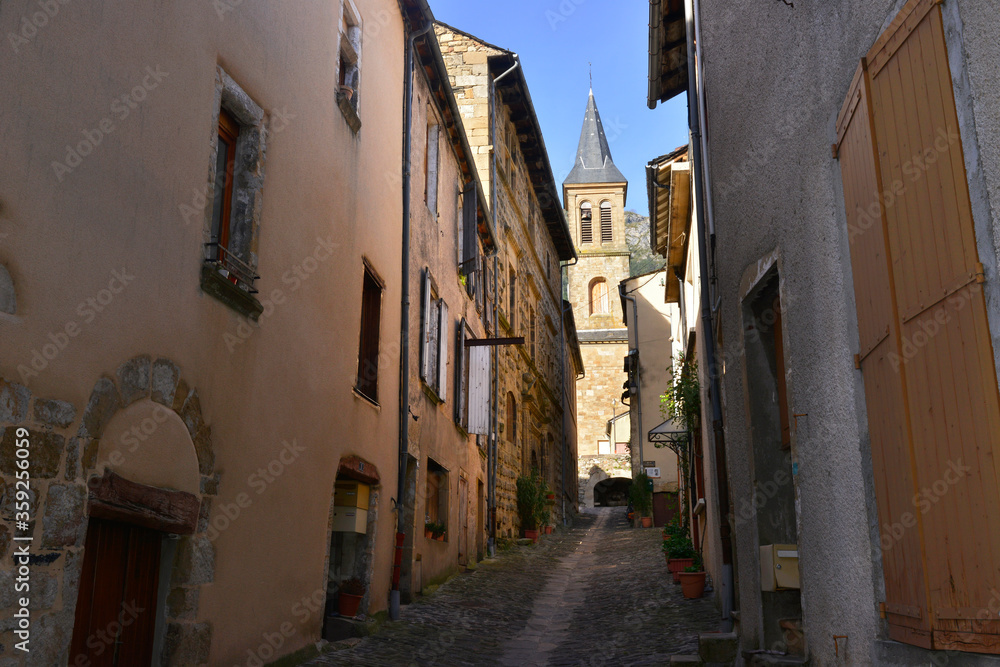 Rue de l'église à Florac (48400), Lozère en Occitanie