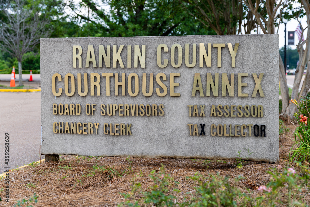 Rankin County Courthouse Annex sign in downtown Brandon, MS StockFoto