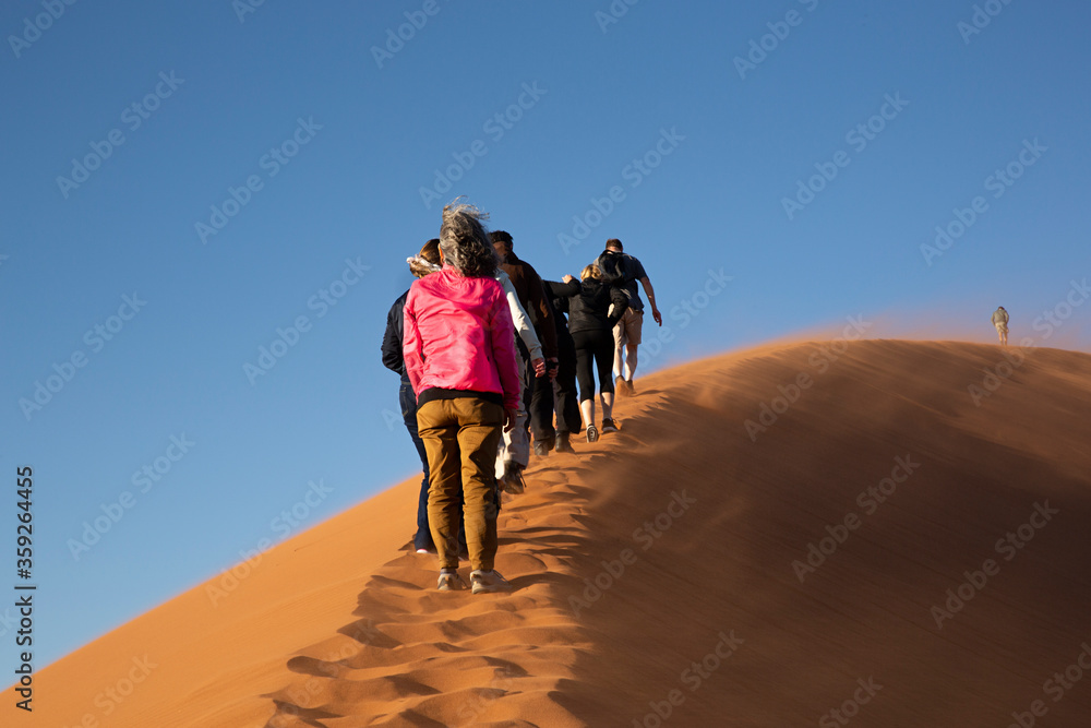 Grupo de personas subiendo a la duna 45 en el desierto de Sossusvlei, Namibia. Grupo de personas subiendo a la duna 45 en el desierto de Sossusvlei, Namibia.