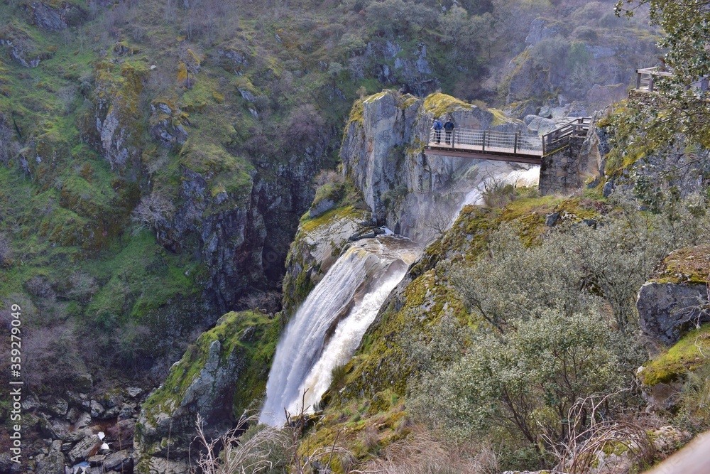Fototapeta premium cascada pozo de los humos salamanca