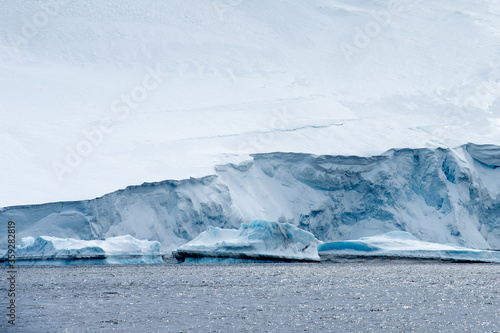 Fototapeta Naklejka Na Ścianę i Meble -  Landcape of the ice formations of Antarctica