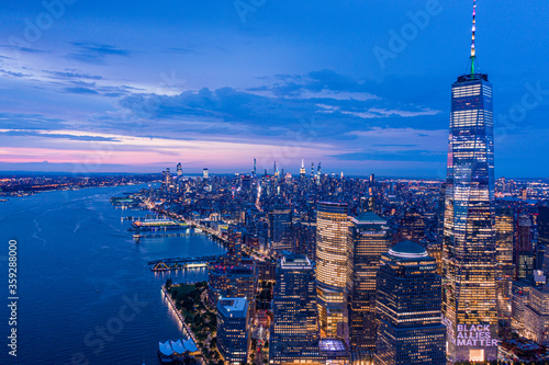 Murais de parede Aerial view of New York City skyline at sunset with both midtown, WTC, and downt