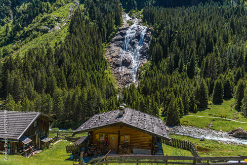 Grawa Wasserfall im Stubaital mit Holzhütte