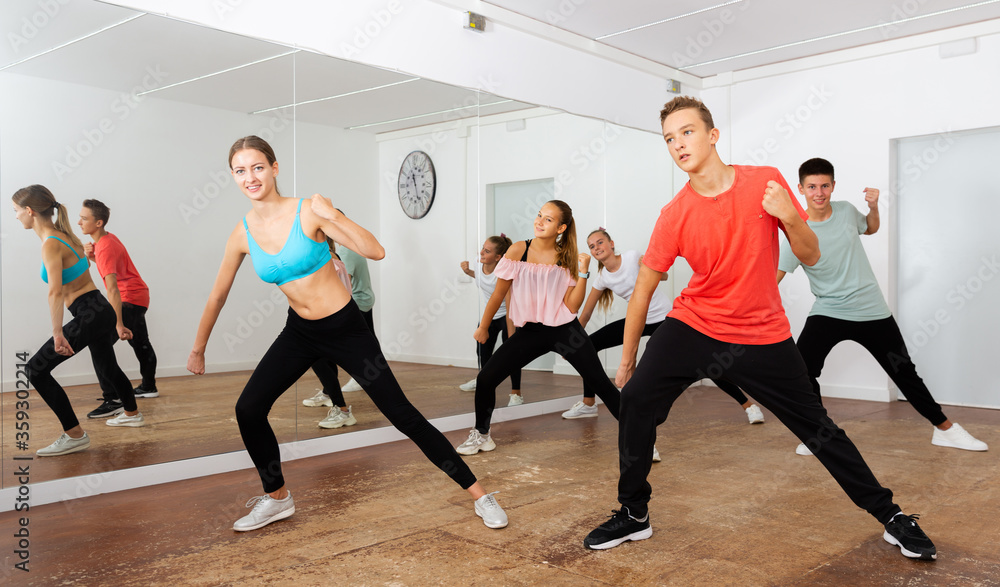 Obraz premium Teenagers participating in dance class with teacher
