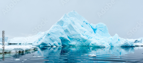 Obraz na płótnie Beautiful view of the ice of Antarctica w salonie