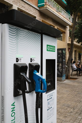electric dispensers to recharge cars in the city