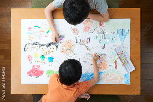 Schilderij op canvas リビングで絵を描く日本人小学生