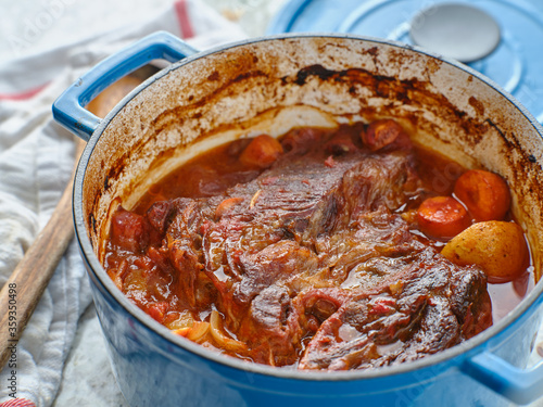 Fotografi beef roast baked in dutch oven with rosemary