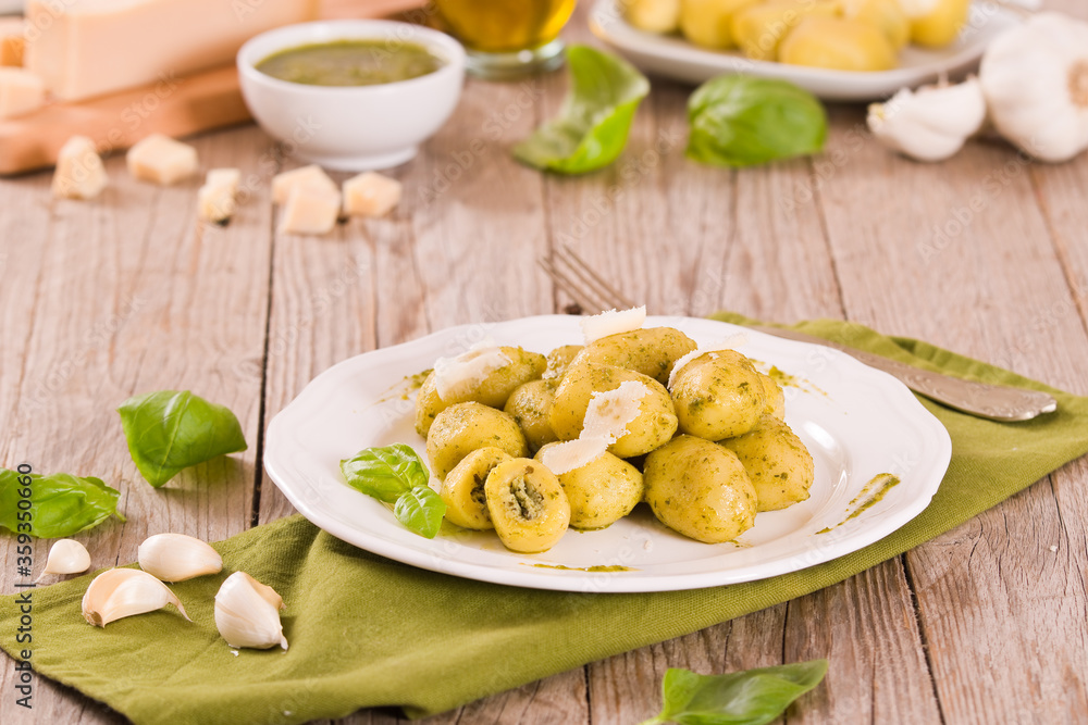 Potato gnocchi stuffed with pesto sauce.
Potato gnocchi stuffed with pesto sauce.