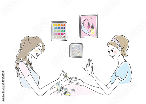 ネイルサロンで楽しそうに施術を受ける女性