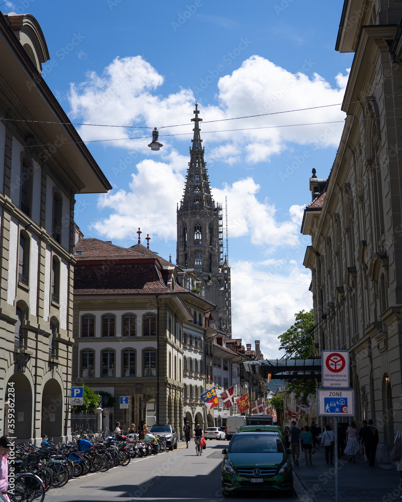 Fototapeta premium Gasse in Bern mit Münster im Hinmtergrund