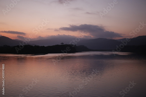 夕焼けで染まる西表島の仲間川 © 303