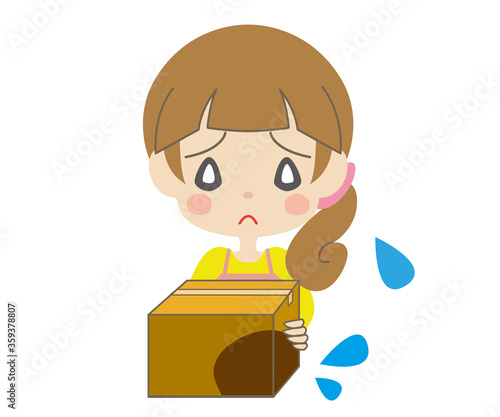 濡れた箱を持って困り顔をする女性
