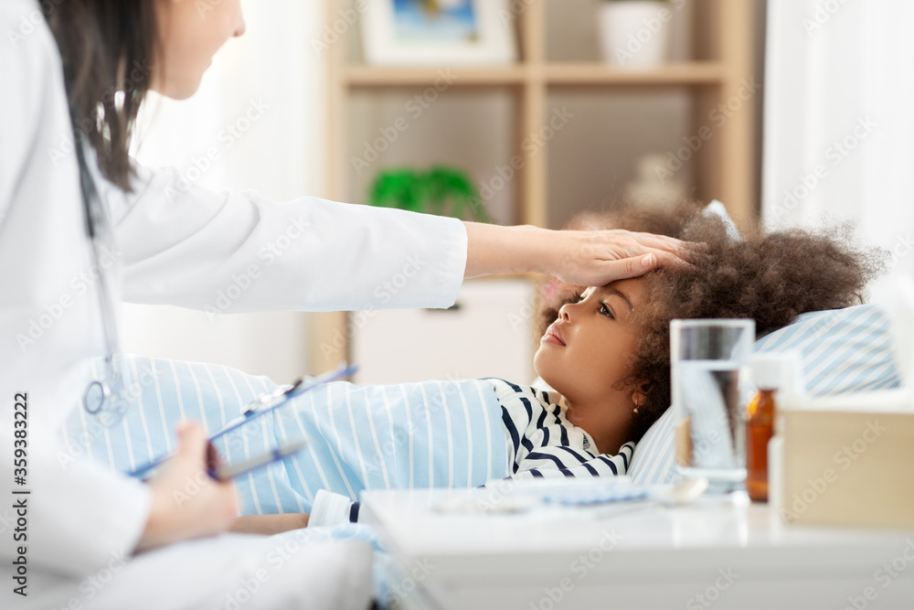 Obraz premium healthcare, medicine and people concept - doctor with clipboard and little sick african american girl lying in bed at home