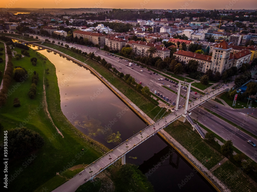 Φωτογραφία Aerial picture of Simonas Daukantas bridge to Nemunas island in Kaunas, Lithuani