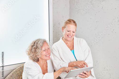 Senior Frauen mit Tablet Computer im Spa