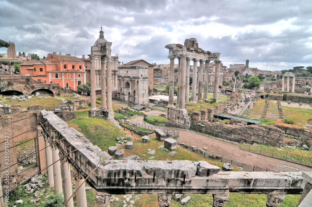 Panorama rzymskich ruin na Forum Romanum