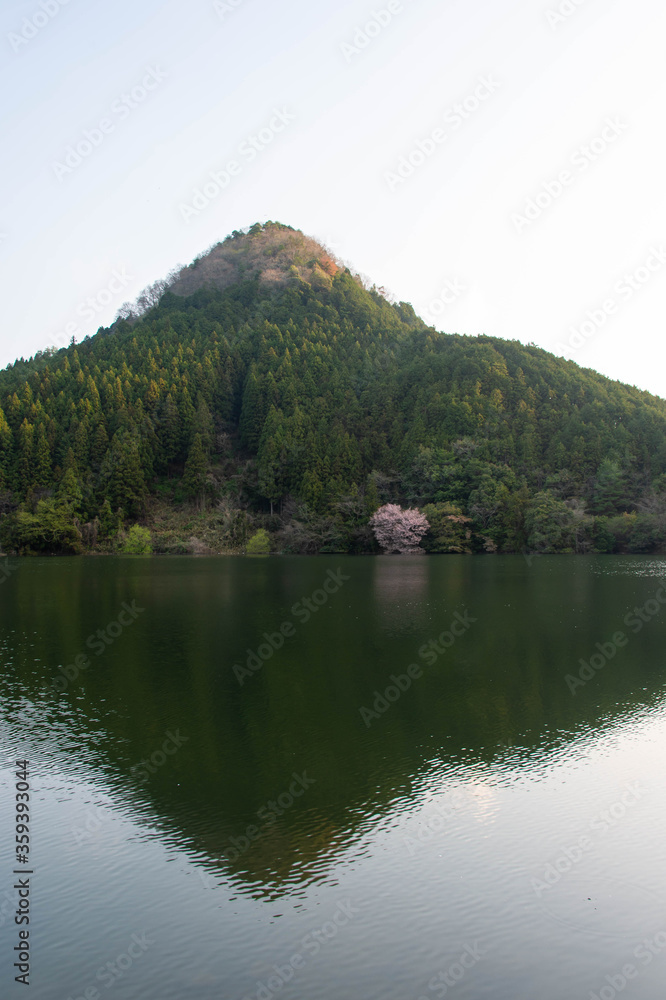 Fototapeta premium 湖に映り込む三角形の山