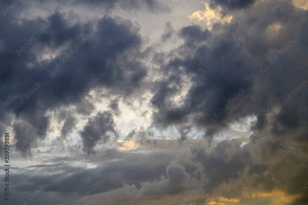 Obraz premium Dramatic sunset with stormy dark clouds