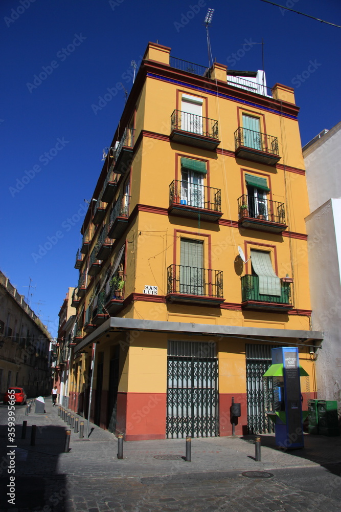 Residential building in the city of Seville