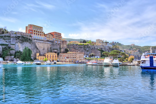 Panorama włoskiego miasta nabrzeżnego Sorrento