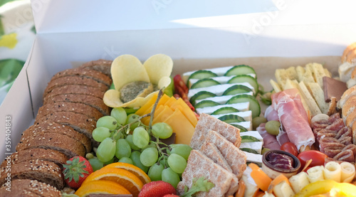 фотографія Delicious and inviting picnic box filled with a variety of finger food
