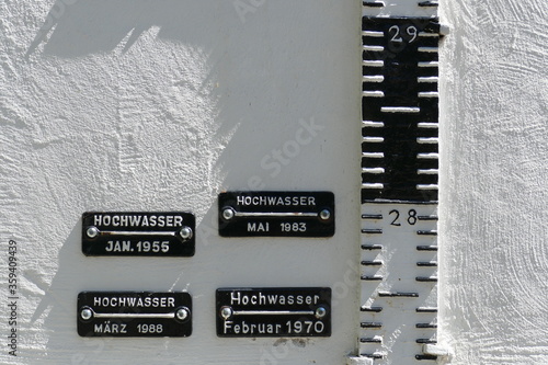 Alte Hochwassermarke an Hauswand