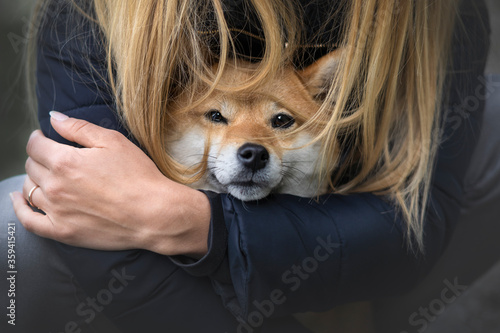 Foto Je suis dans les bras de son maître