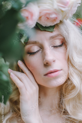 Beautiful young woman with tenser roses in the garten