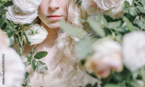 Beautiful young woman with tenser roses in the garten