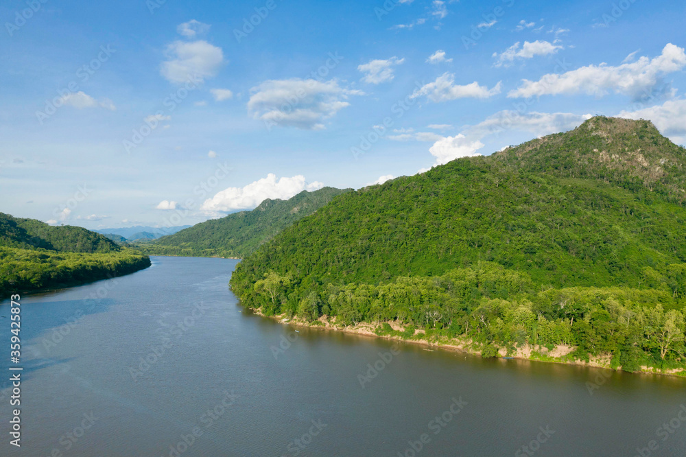 Le fleuve Mékong entouré de montagnes vers Luang Prabang, au Laos.