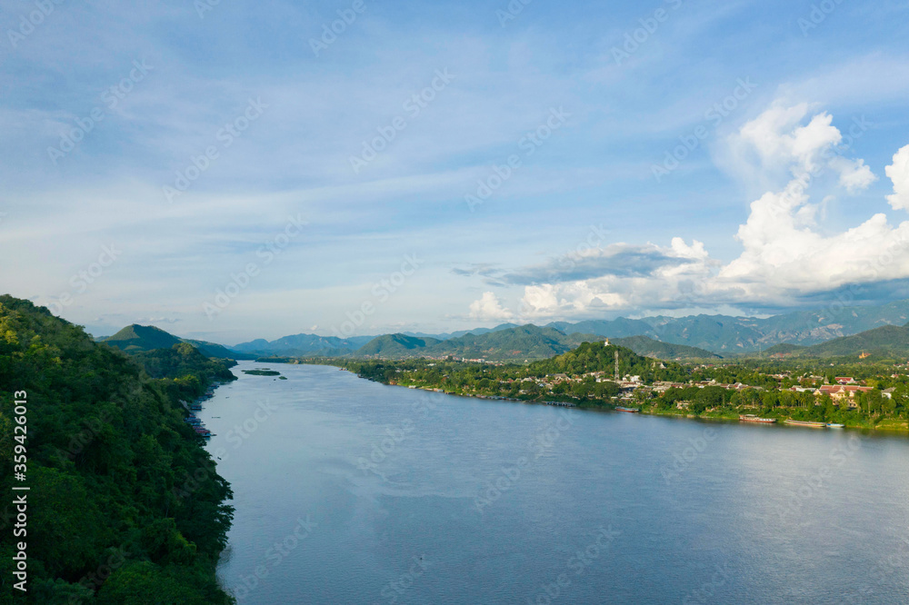 Une ville au bord du fleuve Mékong entouré de montagnes  vers Luang Prabang, au Laos.