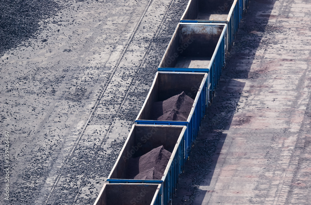 Obraz premium COAL WAGONS - Rail transport at the mineral and aggregate storage yard 