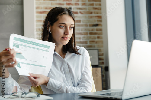Φωτογραφία Attractive young brunette woman working on laptop computer