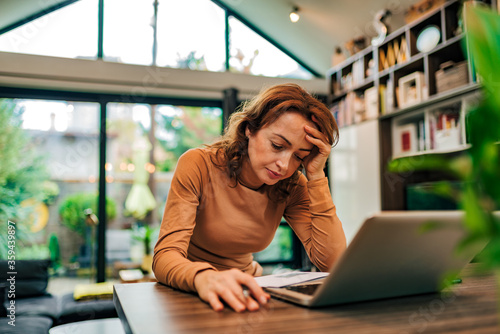 фотографія Portrait of a worried woman looking at received letter