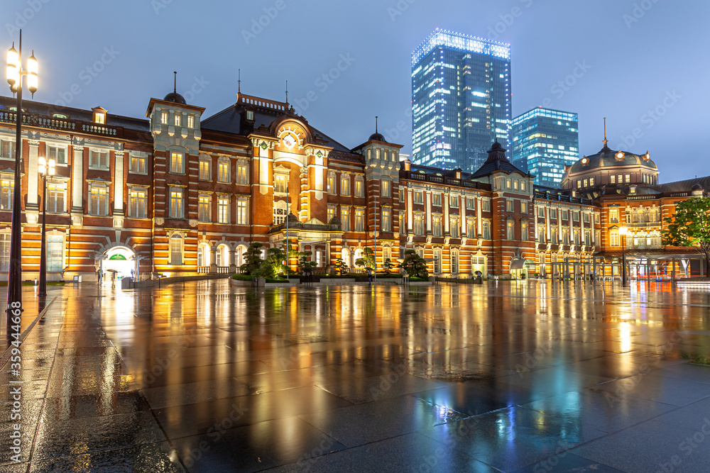 雨の日の東京駅　夜景