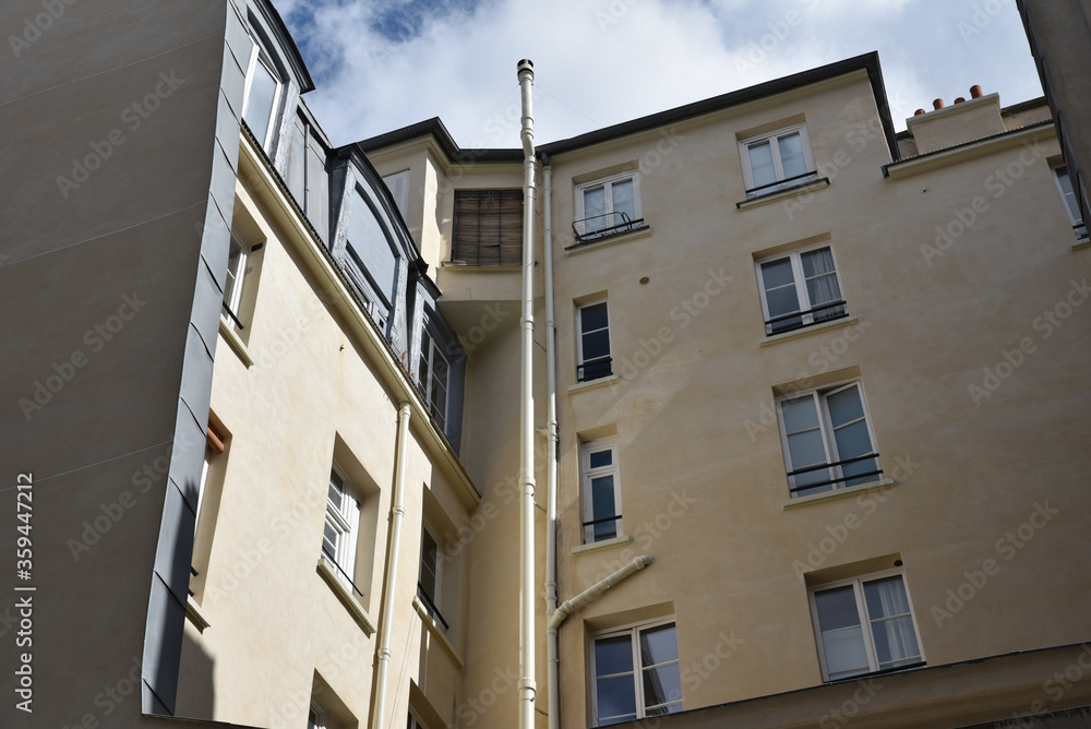 Obraz premium Cour d'immeuble à Paris, France