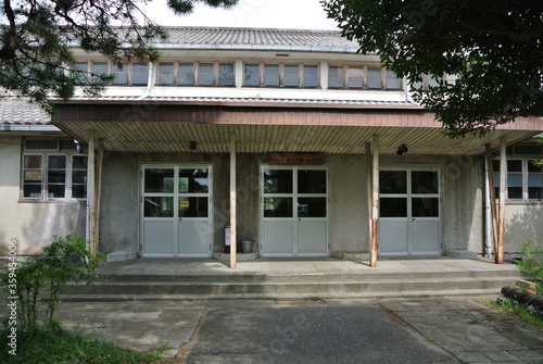 老朽化した学校 © kyo