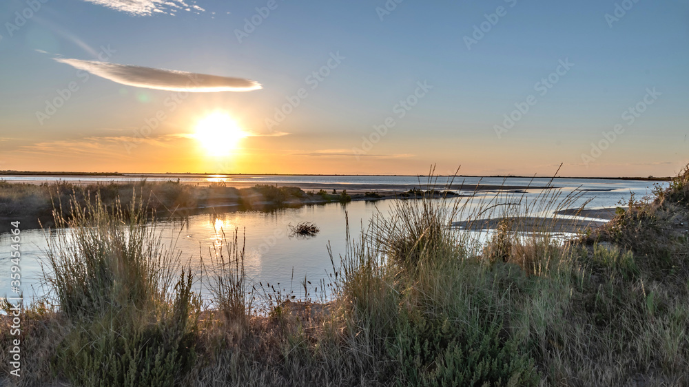 Lever coucher de soleil sur les marais salants de Camargue - Sunrise over the Camargue salt marshes Lever coucher de soleil sur les marais salants de Camargue - Sunrise over the Camargue salt marshes