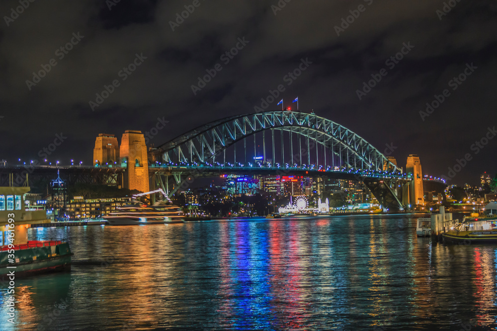 Obraz premium View of the Harbour Bridge in Sydney at night