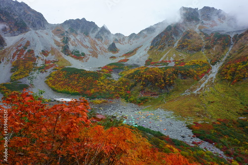 The beautifully colored leaves of Karasawa curl against the backdrop of Mt. Hodaka © GS Planning