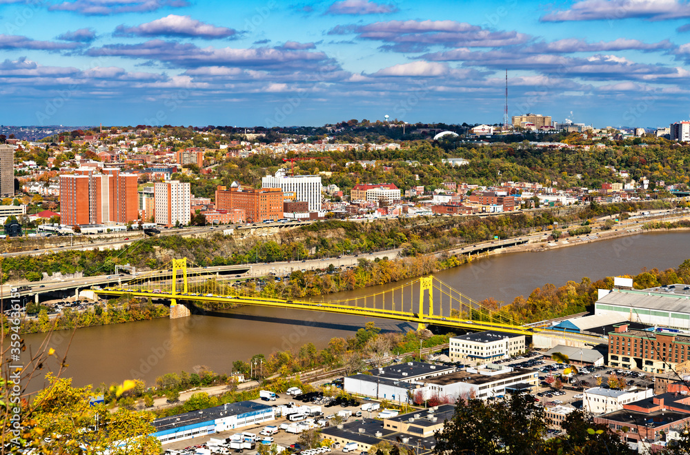 Obraz premium South Tenth Street Bridge across the Monongahela River in Pittsburgh, Pennsylvania