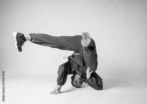 Foto A man hip hop dancer or bboy freezes in one pose on a white background
